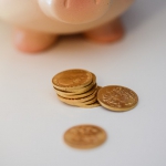 Świnka skarbonka i monety